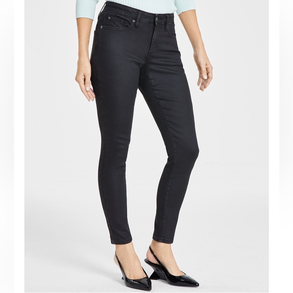 Black Skinny Jeans with Sleek Fit